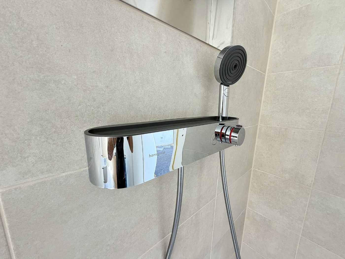 Hansgrohe-Armatur und Ablagenische in der Dusche