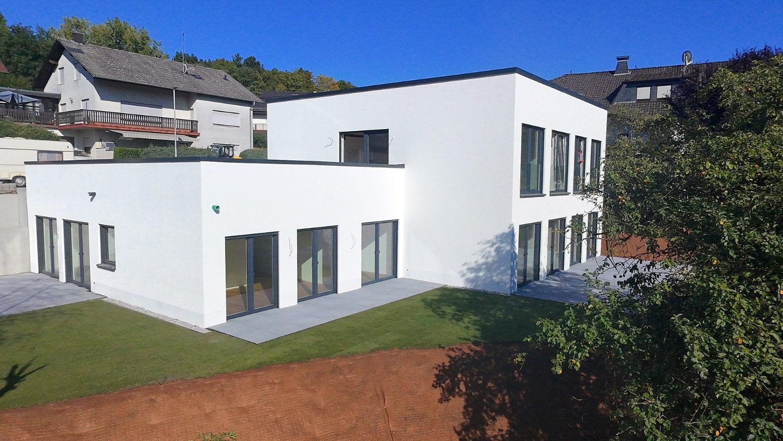 Luftaufnahme von Südwesten mit Garten und Terrassen