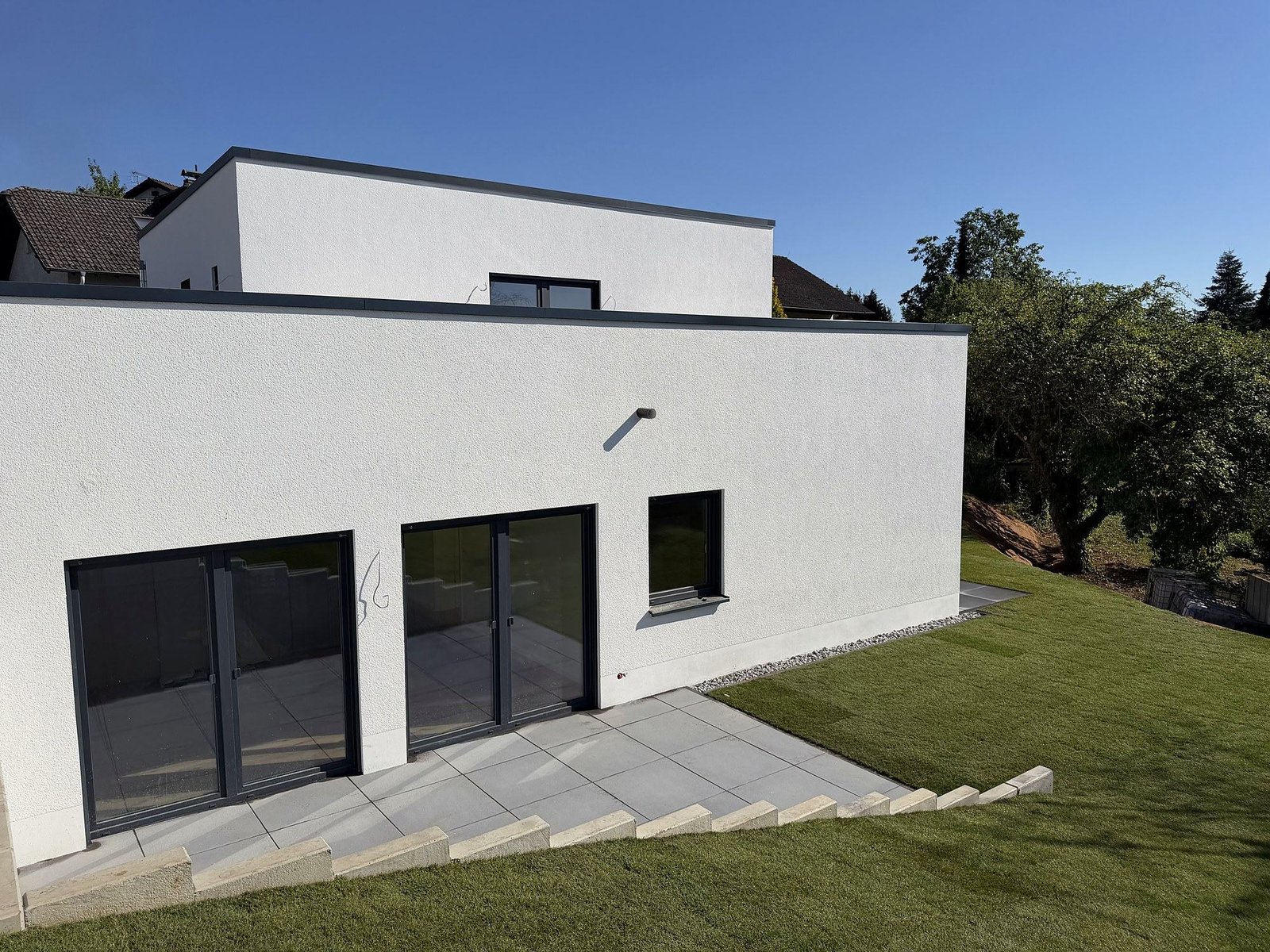 West-Terrasse der WE 2 in der Mittagssonne