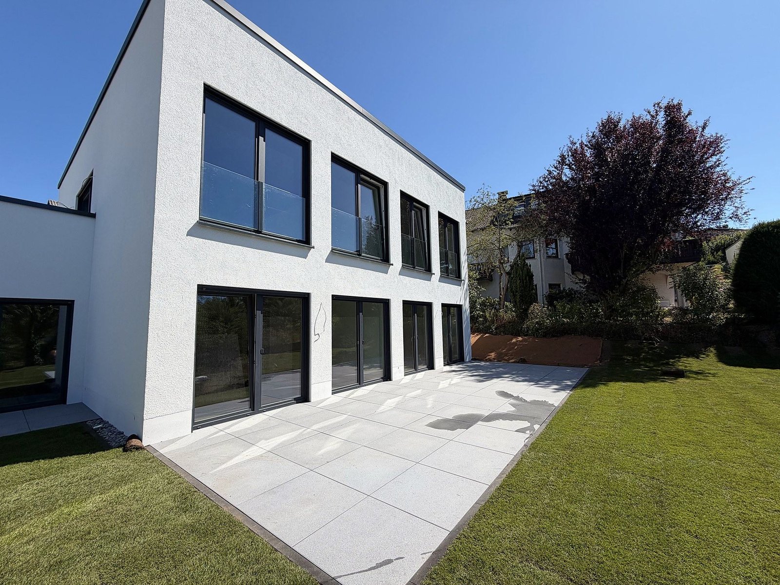 Blick über den Garten auf das Haus