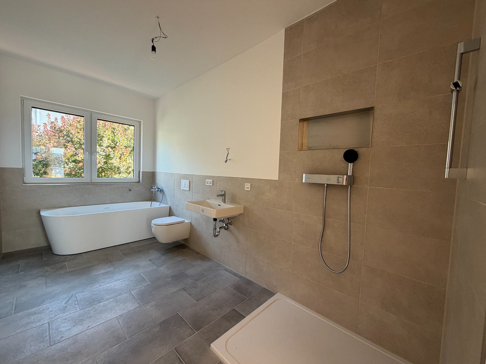 Bad der WE 1 mit Badewanne und bodengleicher Dusche