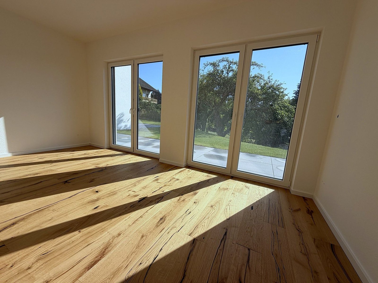 Schlafzimmer der WE 2 mit Fensterfront