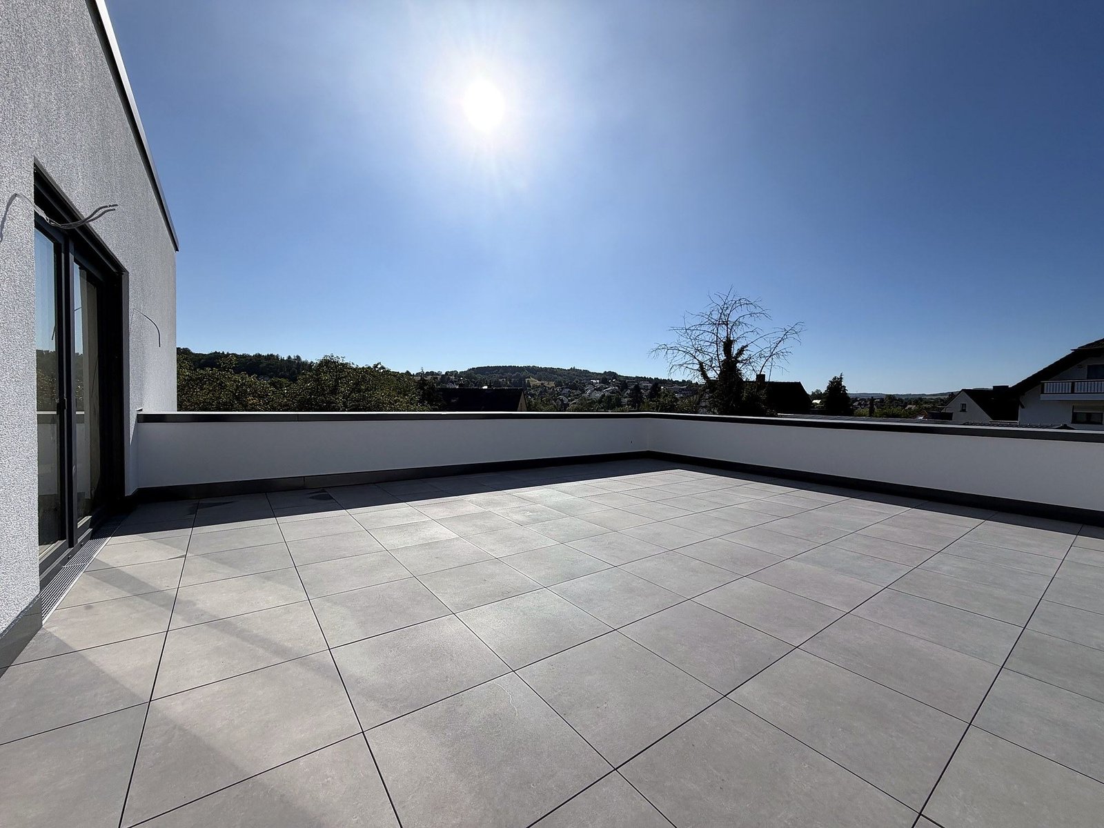 Blick von der Dachterrasse über das Lahntal