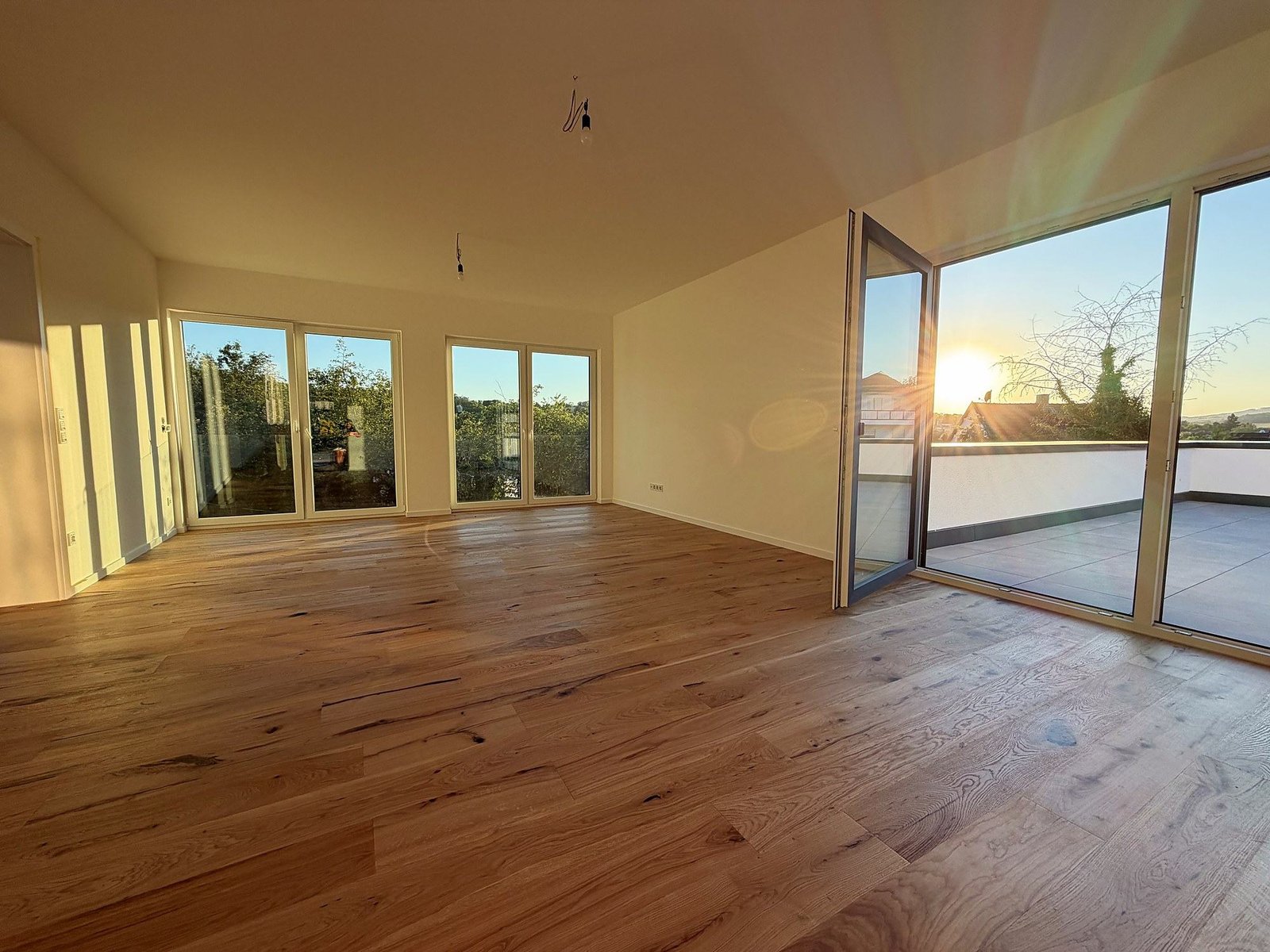 Wohnbereich des Penthouses in der Abendsonne